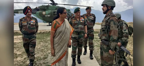 जम्मू-कश्मीर में सीमा के फॉरवर्ड पोस्ट का दौरा करने वाली पहली रक्षा मंत्री बनी निर्मला सीतारमण