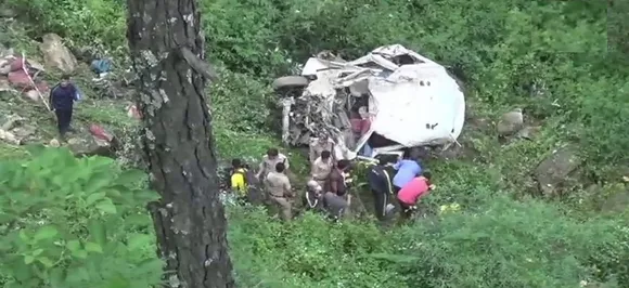 उत्तराखंड में दर्दनाक हादसा, खाई में वैन गिरने से 13 लोगों की मौत, गंगोत्री मंदिर से पूजा कर लौट रहे थे घर