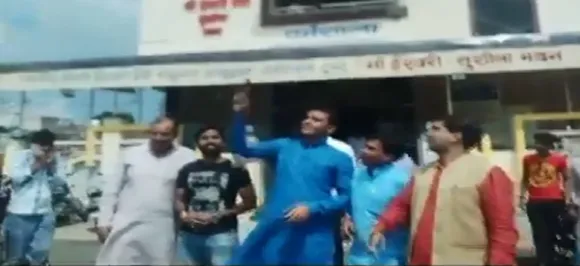 बीजेपी नेता ने जन्मदिन के जश्न में सरेआम की हवाई फायरिंग, वायरल हुआ वीडियो