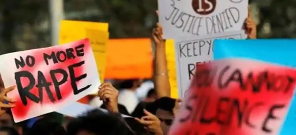 Noida: पहले पिलाई शराब फिर किया युवती के साथ रेप, आरोपी गिरफ्तार