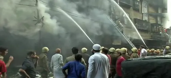 कोलकाता के कैनिंग स्ट्रीट में लगी भीषण आग, फायर ब्रिगेड की 30 गाड़ियां मौके पर मौजूद