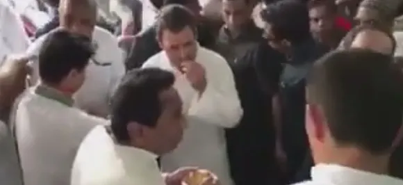 LIVE: भोपाल में रोड शो के दौरान राहुल गांधी ने लिया ब्रेक, खाया समोसा और पी चाय