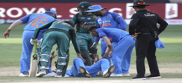 India vs Pakistan, Asia Cup 2018: भारत को लगा झटका, हार्दिक पांड्या हुए चोटिल, मैदान से बाहर