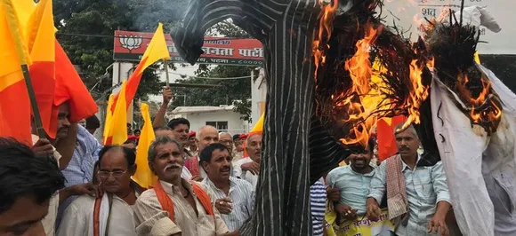 पटना: SC/ST एक्ट में बदलाव और आरक्षण की मांग को लेकर सवर्णों ने बीजेपी दफ्तर के बाहर किया प्रदर्शन