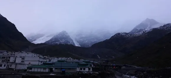 उत्तराखंड में सीजन की पहली बर्फवारी, मौसम विभाग ने जारी की चेतावनी