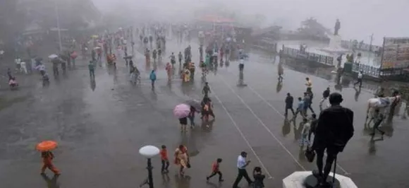 दिल्ली में बारिश से मौसम हुआ सुहाना, यूपी में छाई बदली, तापमान में गिरावट