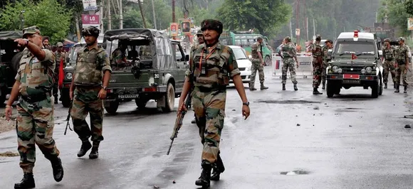 जम्मू-कश्मीर के पुलवामा में सुरक्षाबलों और आतंकियों के बीच मुठभेड़ में जैश कमांडर ढेर