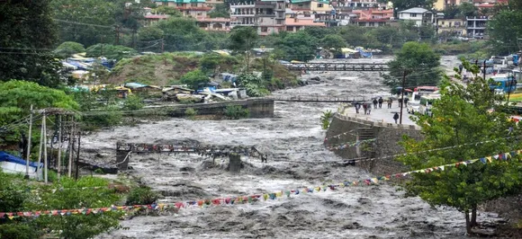 हिमाचल प्रदेश में भारी बारिश ने मचाई तबाही, तस्वीरों में देखें बाढ़ में फंसे लोगों का रेस्क्यू ऑपरेशन