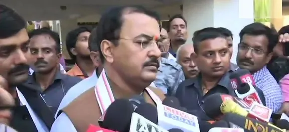 मृतक विवेक तिवारी के घर पहुंचे यूपी के डिप्टी सीएम केशव प्रसाद मौर्य, कहा- दोषी बख्शा नहीं जाएगा