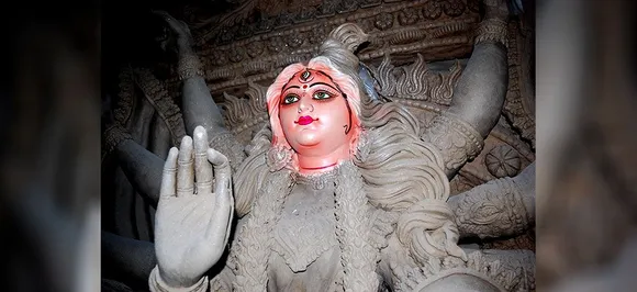 यहां तवायफ के कोठे की मिट्टी से बनती है दुर्गा प्रतिमा, अंतिम रूप देने में जुटे मूर्तिकार