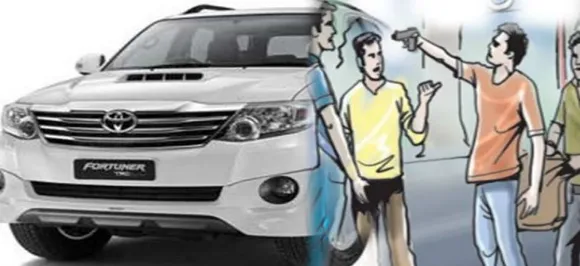 नोएडा सेक्टर 75 में हथियारबंद बदमाशों ने लूटी कार