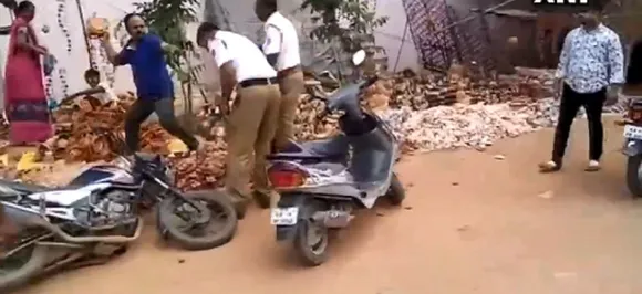 नशे में चूर शख्स ने बीच सड़क पर पुलिसकर्मियों पर बरसाए ईंट-पत्थर, वायरल हुआ वीडियो