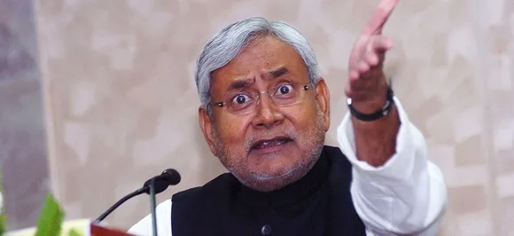 आरक्षण के विरोध में युवक ने बिहार के CM नीतीश कुमार की तरफ उछाली चप्पल, पकड़ा गया