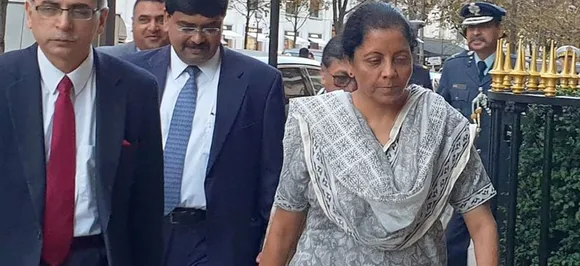राफेल विवाद के बीच फ़्रांस पहुंची निर्मला सीतारमण, दसॉ एविएशन के CEO ने कहा- रिलायंस के साथ सिर्फ 10% की हिस्सेदारी