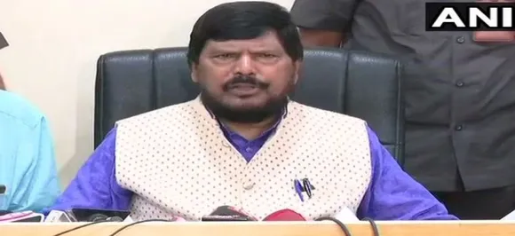 बीजेपी-शिवसेना के बीच बढ़ती दरार पर बोले अठावले, बांट दें मुख्यमंत्री का कार्यकाल