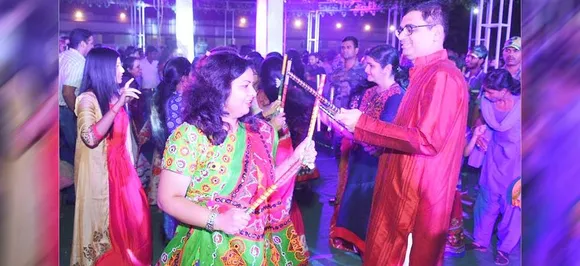कलेक्टर-एसपी संग ताल मिला रहे हैं शहरवासी, डांडिया में ले रहे मतदान की शपथ