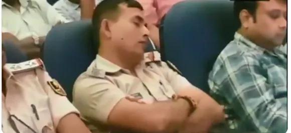 देखें वीडियो बिहार के पटना में दुर्गा पूजा ब्रीफिंग के दौरान सोते रहे अधिकारी