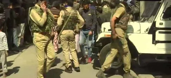 जम्मू कश्मीर : पुलवामा में सीआरपीएफ कैंप पर आतंकी हमला, दो जवान जख्‍मी