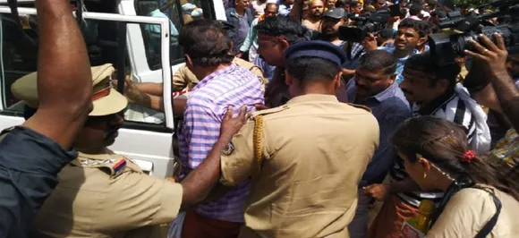 भारी विरोध प्रदर्शन के बीच खोले गए सबरीमाला मंदिर के दरवाजे, हिरासत में 50 प्रदर्शनकारी