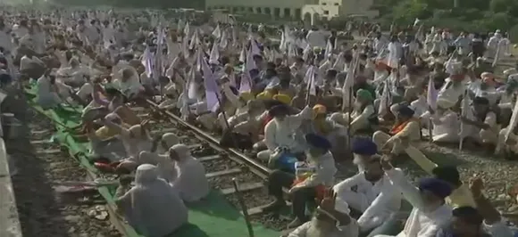 बकाया भुगतान और पराली प्रबंधन में सहायता की मांग को लेकर पंजाब के किसानों का रेल रोको आंदोलन