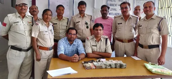 छतरपुर में पकड़ी गई लग्‍जरी गाड़ी, जाने कितनी रकम बरामद हुई