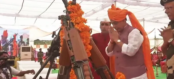 भारत-पाक सीमा पर गृह मंत्री राजनाथ ने की शस्त्र पूजा, जवानों के साथ मनाएंगे दशहरा