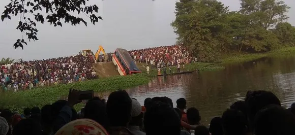 असम: तालाब में ASTC की बस गिरने से 7 की मौत, 20 घायल