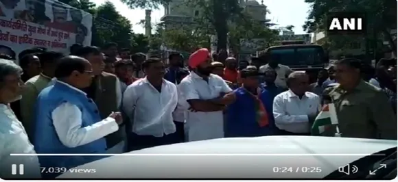 यूपी पुलिस के सिपाही को जबरन छूने पड़े मंत्री के पैर, वायरल हो रहा है VIDEO