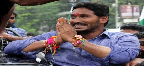 वाईएसआर कांग्रेस प्रमुख जगनमोहन पर धारदार हथियार से हमला, बांये कंधे में आई चोट