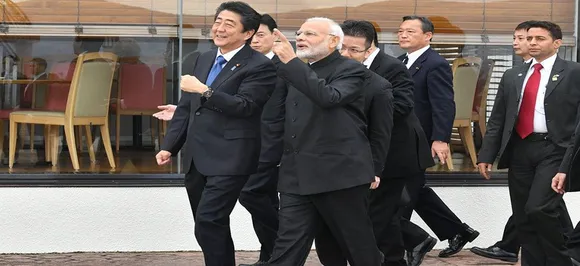 जापान दौरे पर पीएम मोदी ने शिंजो आबे के साथ किया रोबोट कंपनी का दौरा