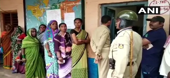 KarnatakaByElection2018: कड़ी सुरक्षा के बीच डाले जा रहे हैं वोट, येदियुरप्‍पा ने भी किया मतदान