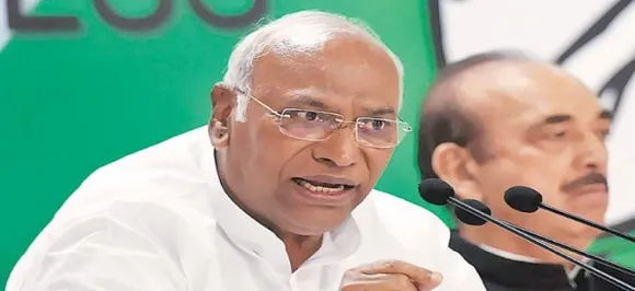सीबीआई निदेशक आलोक वर्मा को छुट्टी पर भेजने के खिलाफ सुप्रीम कोर्ट पहुंचे मल्लिकार्जुन खड़गे