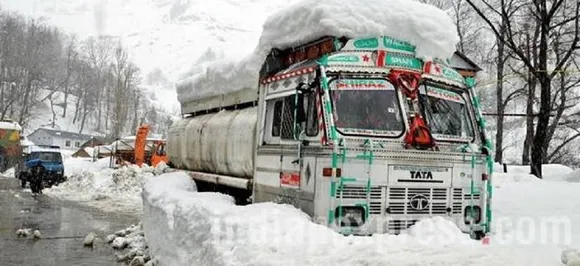 जम्मू-कश्मीर : भूस्खलन से J&K राजमार्ग हुआ बंद, राज्य में बर्फबारी जारी