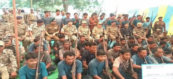 पहले चरण के चुनाव से पहले छत्‍तीसगढ़ के नारायणपुर में 62 नक्सलियों ने किया सरेंडर