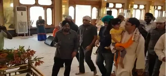 छत्‍तीसगढ़ : राहुल गांधी ने राजनांदगांव में एक बच्‍ची को गोद में लेकर गुरुद्वारे में मत्‍था टेका