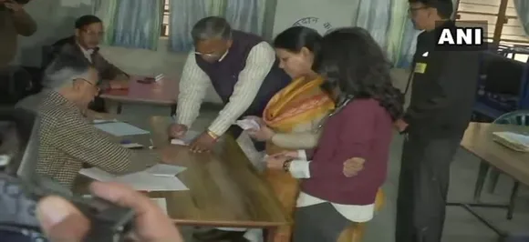 उत्‍तराखंड नगर निकाय चुनाव : मुख्‍यमंत्री त्रिवेंद्र सिंह रावत और योगगुरु बाबा रामदेव ने किया मतदान