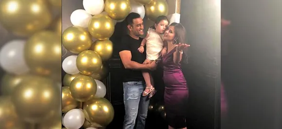 PICS: साक्षी के बर्थडे पर धोनी ने काटा केक, कुछ यूं सेलिब्रेट किया पत्नी का बर्थडे