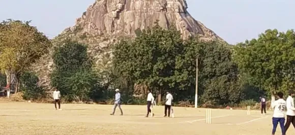 चुनावी शोर के बीच बुंदेलखंड में चौके-छक्‍के की गूंज, चीयर लीडर्स संग किसान कर रहे डांस