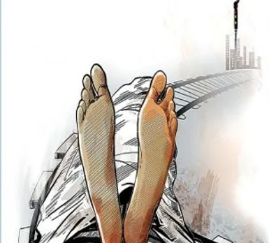 रेलवे ट्रेक पर मिला 17 साल की लड़की का शव, GRP ने फावड़े से उठायी बॉडी