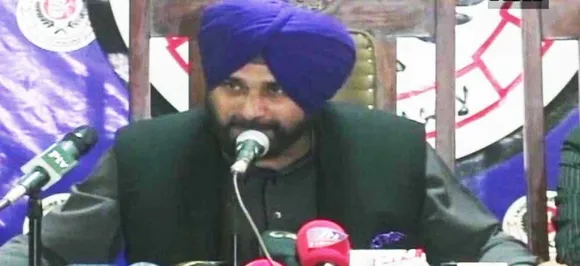 पाकिस्तान पहुंचे सिद्धू ने कहा, 'कुछ सेकेंड के लिए बाजवा से गले मिला, ये कोई राफेल डील नहीं थी'