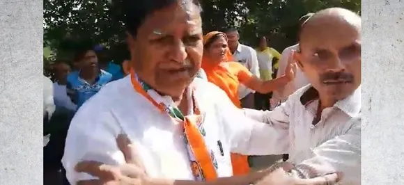 पूर्व जिला प्रमुख की कार से उछला कीचड़ तो जानिए ग्रामीणों ने क्‍या किया