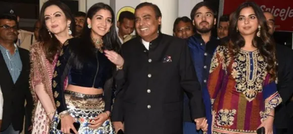 प्रियंका-निक की शादी में पहुंचे मुकेश-नीता अंबानी, देखें Video