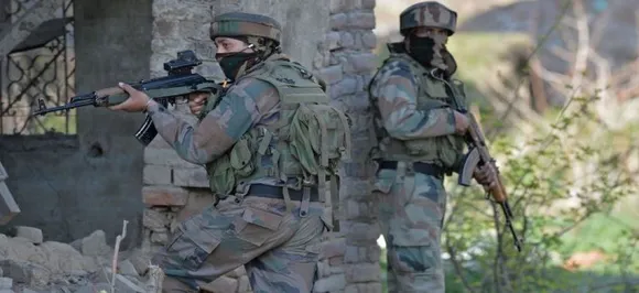 J&K: शोपियां में सुरक्षा बलों और आतंकियों के बीच मुठभेड़, तीन आतंकियों के छिपे होने की आशंका