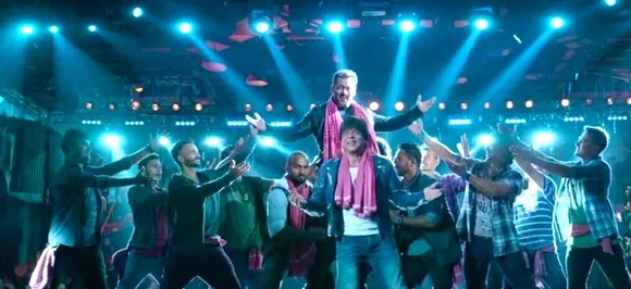 #Zero: गले में गमछा डालकर शाहरुख खान ने सलमान संग किया डांस, दोनों ने मिलकर ऐसे की 'इश्कबाजी'