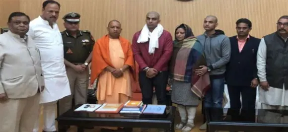 बुलंदशहर हिंसा: शहीद सुबोध कुमार के परिजनों ने की सीएम योगी से मुलाकात, कहा- न्याय का मिला भरोसा