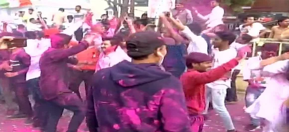 5 राज्यों के चुनाव परिणाम से कांग्रेस में जश्न, बांटी मिठाइयां, बीजेपी खेमे में पसरा सन्नाटा