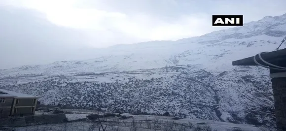 जम्मू-कश्मीर और हिमाचल प्रदेश में बर्फबारी के बाद लुढ़का पारा, यातायात बाधित