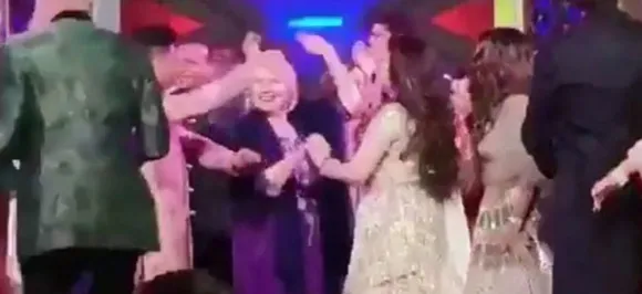 Isha Ambani Wedding: शाहरुख के साथ मिलकर हिलेरी क्लिंटन ने लगाए देसी ठुमके, 'तूने मारी एंट्री' पर पर किया जबरदस्त डांस