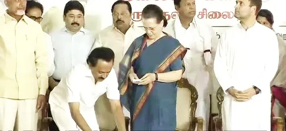 सोनिया गांधी ने किया करुणानिधि की मूर्ति का अनावरण, महागठबंधन की दिखी पहली 'झलक'