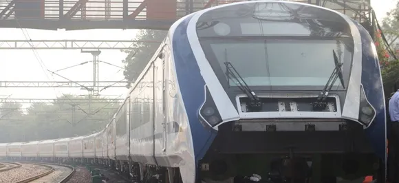 दिल्ली से आगरा के लिए रवाना हुई सुपरफास्ट ट्रेन-18 पर फेंके पत्थर, खिड़कियों के टूटे शीशे